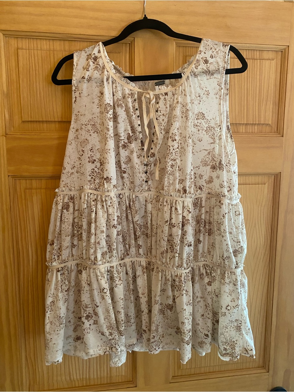 Gimmicks Sleeveless Floral Tiered Peasant Top - Cream/Brown. XL.
